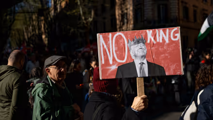 इन 8 तस्वीरों में देखिए- ट्रंप के खिलाफ क्यों सड़कों पर उतरे लाखों लोग, कैसे उबल पड़ा पूरा अमेरिका