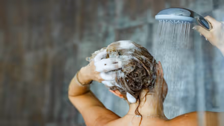 Hair Care : शॅम्पूत फक्त 'ही' गोष्ट करा मिक्स; केसांना येईल चमक