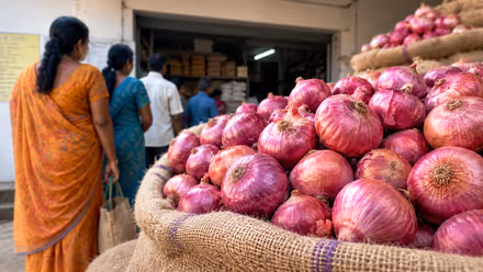 Onion Price: ৭০-৮০ টাকা কেজি নয়! মাত্র ৩২ টাকা কেজি দরে রাজ্যে মিলছে পেঁয়াজ