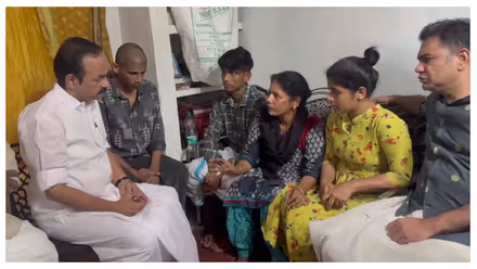 ജയബാലകൃഷ്ണന്റെ വീട്ടിലെത്തി മുഖ്യമന്ത്രി; 'കുടുംബത്തിന്റെ ആശങ്ക അറിയിച്ചു', ഒപ്പമുണ്ടാകുമെന്ന് മുഖ്യമന്ത്രി പറഞ്ഞെന്ന് കുടുംബം