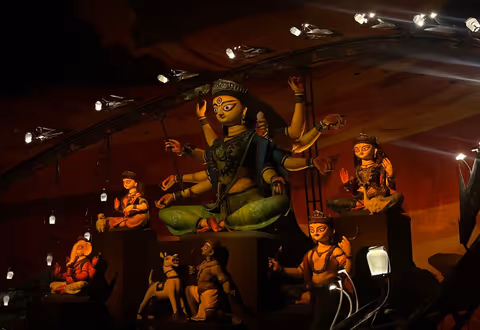 Durga Puja 2026: যন্ত্র-চালিত সভ্যতা থেকে বাংলার নদী এবং প্রকৃতির মেলবন্ধন, দুর্গাপুজোর থিম তাক লাগাচ্ছে উত্তর থেকে দক্ষিণে
