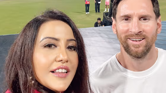 ಮೆಸ್ಸಿ ಜತೆ ಮುಗಿಬಿದ್ದು ಸೆಲ್ಫಿ ಕ್ಲಿಕ್ಕಿಸಿಕೊಂಡ ಅಮೃತಾ ಫಡ್ನವೀಸ್! ಮಹಾರಾಷ್ಟ್ರ ಸಿಎಂ ಪತ್ನಿ ಫುಲ್ ಟ್ರೋಲ್