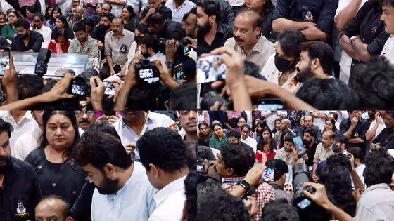 പ്രിയ സ്നേഹിതന് ആദരാഞ്ജലികളർപ്പിച്ച് മലയാള സിനിമാലോകം; മമ്മൂട്ടിയും ലാലുമുൾപ്പെടെ നീണ്ടനിര, മൃതദേഹം വീട്ടിലെത്തിച്ചു