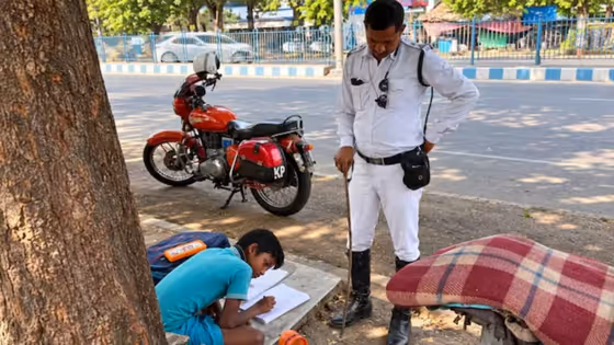 Karnataka News Live Updates Today 21st Sep: Viral - ಕೈಯಲ್ಲಿ ಲಾಠಿ ಹಿಡಿದು ಫುಟ್ಪಾತ್ ಮೇಲೇಕೆ ನಿಂತಿದ್ದಾರೆ ಈ ಅಧಿಕಾರಿ? ವೈರಲ್ ಆಯ್ತು ಆ ರಹಸ್ಯ ಸತ್ಯ!