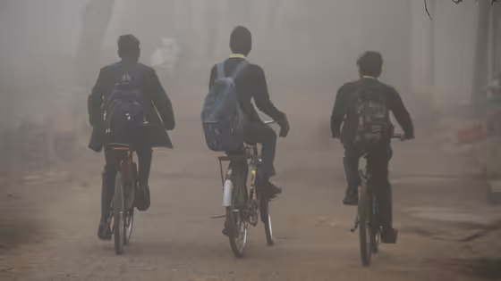 UP Weather Today: ठंड लेगी यूपीवालों का कड़ा इम्तिहान, 20 जिलों में रेड अलर्ट