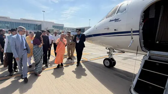 जेवर एयरपोर्ट से पहली उड़ान: CM योगी और राज्यपाल ने तय किया नोएडा से लखनऊ का सफर, यूपी के लिए ऐतिहासिक पल