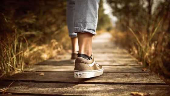 Walking Shoes : வெறுங்காலில் நடக்குறீங்களா? அப்ப இந்த தப்ப முதல்ல சரி பண்ணுங்க!!