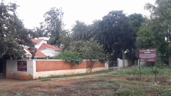 கோவையில் 3.5 கோடி மதிப்புள்ள பூங்கா நிலம் ஆக்கிரமிப்பு.. மதில் சுவரை இடித்து கையகப்படுத்துங்க.. பொதுமக்கள் கோரிக்கை!