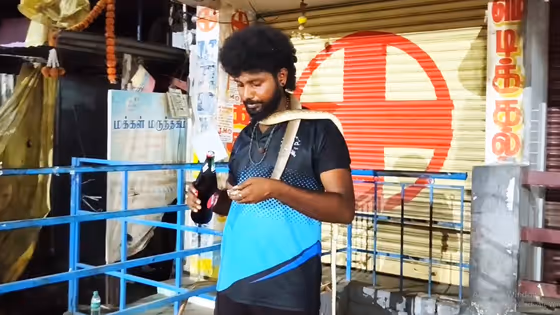 பாம்பை கழுத்தில் போட்டு கொண்டு டாஸ்மாக் கடைக்கு வந்த இளைஞர்! அலறி ஓடிய குடிமகன்கள்!