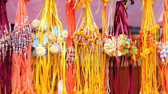 Raksha Bandhan 2025: भाई की कलाई पर भूलकर भी न बांधे ये राखियां, बुरा वक्त हो जाएगा शुरू