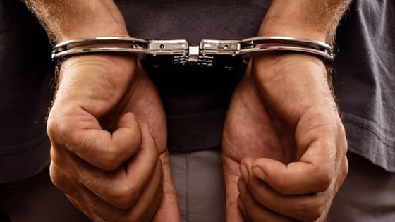 அதிமுக நகர இளைஞரணி இணைச் செயலாளரை தட்டித்தூக்கிய போலீஸ்.. வெளியான அதிர்ச்சி காரணம்!