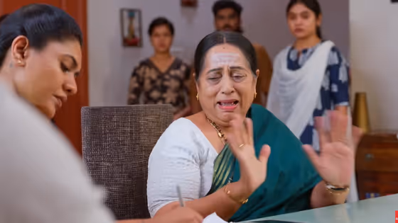 போலீஸ் விசாரணையில் விசாலாட்சி கொடுத்த ட்விஸ்ட்... கொற்றவையிடம் என்ன சொன்னார்? எதிர்நீச்சல் தொடர்கிறது அப்டேட்