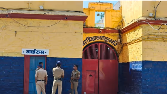 Walmik Karad : वाल्मिक कराडभोवती 12 हायटेक कॅमेरे, मोबाइलचा वापर शक्य नाही; बीड जिल्हा कारागृह प्रशासनाचा खुलासा