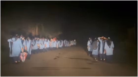 ഒരു രാത്രി മുഴുവൻ നടന്ന് 90 വിദ്യാർത്ഥിനികൾ, പ്രതിഷേധ ജാഥ പിന്നിട്ടത് 65 കി.മീ; 'അധ്യാപകരില്ലാത്ത വിദ്യാലയം വെറും കെട്ടിടം മാത്രം'