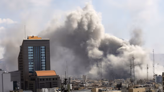 IRAN WAR: 14 दिन में मारे इतने बम कि 84 देशों के बराबर कार्बन उत्सर्जन, इन 2 देशों के सालभर के एमिशन के बराबर