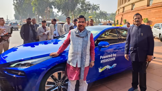 ಟೊಯೋಟಾ ಹೈಡ್ರೋಜನ್ ಕಾರು ಮೂಲಕ ಸಂಸತ್ಗೆ ಬಂದ ಪ್ರಹ್ಲಾದ್ ಜೋಶಿ, ಇದರ ಲಾಭವೇನು?