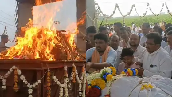 ಮಾಂಸದ ಮುದ್ದೆಯಂಥಾದ ಮೃತದೇಹದ ಮುಂದೆ ಮಗನ ಕಣ್ಣೀರು, ಪಂಚಭೂತದಲ್ಲಿ ಲೀನರಾದ ಲೋಕಾಯುಕ್ತ ಸಿಪಿಐ ಪಂಚಾಕ್ಷರಿ ಸಾಲಿಮಠ!