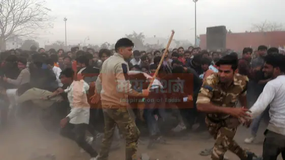 लखनऊ में अक्षय कुमार के मंच पर किसी ने फेंका चप्पल, पुलिस ने लाठियों से धो डाला-PHOTOS 