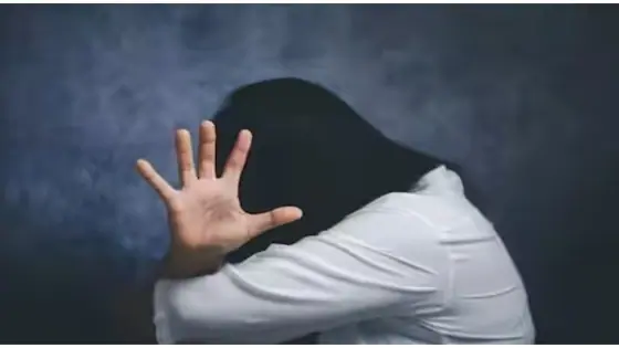 മറ്റൊരു ബസിന്റെ കണ്ടക്ടറെന്ന് പറഞ്ഞ് വിളിച്ചു, നിർത്തിയിട്ട ബസില്‍ വച്ച് 26കാരിയെ പീഡിപ്പിച്ചു; സംഭവം പൂനെയിൽ