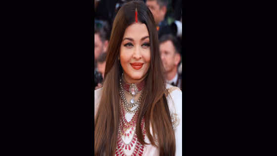 ಇದೇ ಮೊದಲು ಕ್ಯಾನ್ಸ್ನಲ್ಲಿ ನೆತ್ತಿಗೆ ಸಿಂದೂರವಿಟ್ಟು ಸೀರೆಯಲ್ಲಿ ಕಂಗೊಳಿಸಿದ ಐಶ್