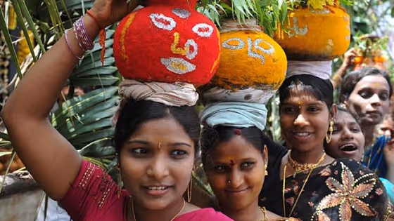 Bonalu: తెలంగాణలో ఆడపడుచులు.. అమ్మవారికి బోనం ఎందుకు సమర్పిస్తారు..?