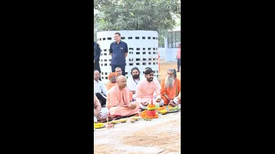 जमीन पर बैठ एक टक देखते रहे CM योगी, दिल जीत लेंगी ये तस्वीरें