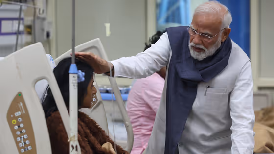 6 PHOTOS में देखिए दिल्ली ब्लास्ट के घायलों का PM मोदी ने कैसे बांटा दर्द