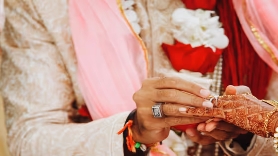 বিয়ের শেরওয়ানি পরেই ফের মালাবদল বরের! প্রথম বউয়ের ধামাকা এন্ট্রিতে ভেস্তে গেল 'স্বপ্ন'