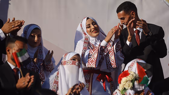 मलबे के ढेर पर प्यार की जीत, गाजा में वायरल हो गईं 54 दूल्हा-दुल्हन की तस्वीर