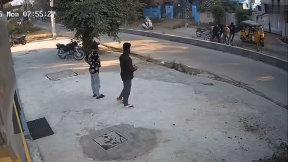 Hyderabad Crime : रियल इस्टेट व्यावसायिकाची निर्घृण हत्या, थरारक घटना CCTV मध्ये कैद (Watch Video)
