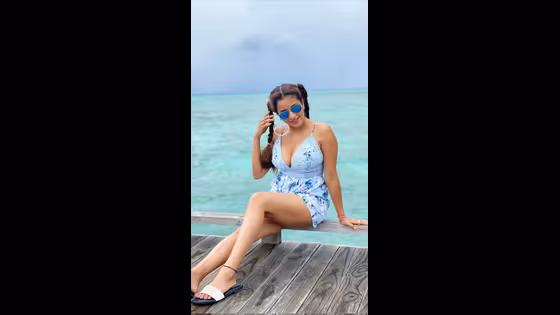 क्या Monalisa को नहीं लग रही सर्दी, बीच लुक पर फैंस का सवाल