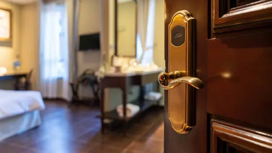 Jaipur News: होटल के कमरे में मास्टर की से घुसा स्टाफ, डरकर भागी 6 साल की मासूम