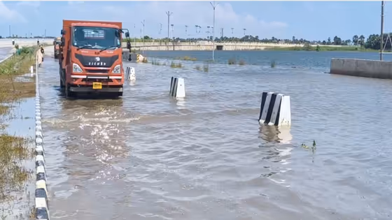 Ganga Flood News: गंगा के उफान से बिहार-UP में हाहाकार! कहीं सड़कें डूबीं तो कहीं श्मशान घाट में भरा पानी