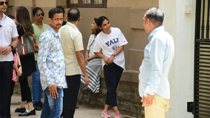 बच्चों के प्ले स्कूल के बाहर दिखीं ईशा अंबानी