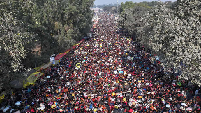 प्रायगराज महाकुंभ 2025 संगम में श्रद्धालुओं का सैलाब