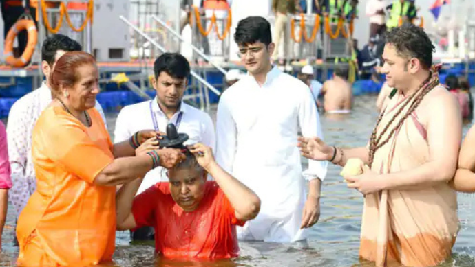 सिर पर शिवलिंग रखकर उपराष्ट्रपति ने संगम में लगाई डुबकी
