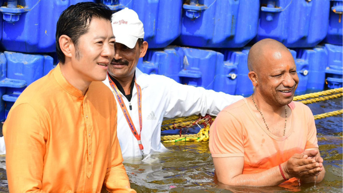 भूटान के राजा पहुंचे महाकुंभ, सीएम योगी संग लगाई डुबकी