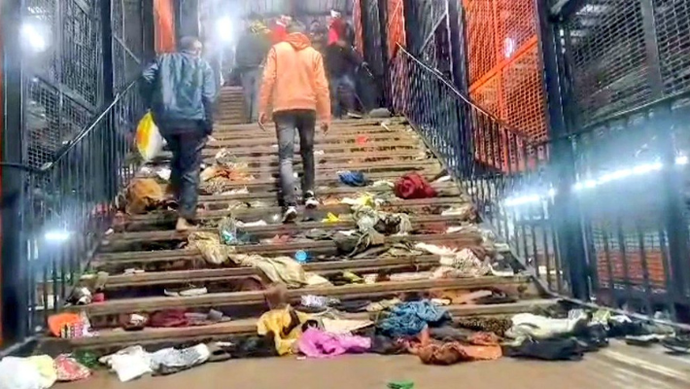 हर तरफ बिखरे चप्पल और कपड़े! भगदड़ के बाद की खौफनाक तस्वीर!