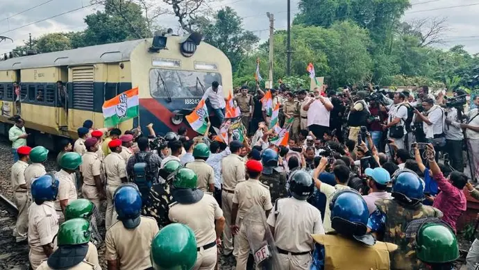 Bihar Bandh : कहीं ट्रेनें रोकीं तो कहीं हाईवे जाम, देखिए बिहार बंद की 10 तस्वीरें