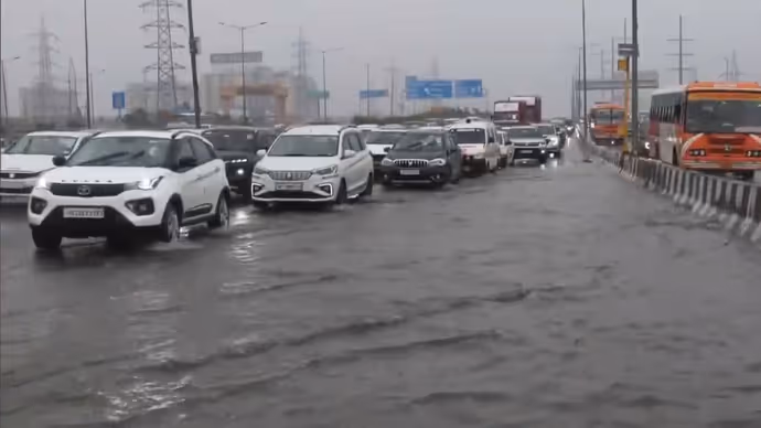 दिल्ली-नोएडा में बाढ़ से तबाही की 8 PHOTO