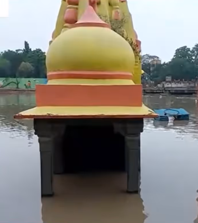उज्जैन: शिप्रा का विकराल रूप, 6 PHOTO में देखें घाट किनारे बने मंदिरों का हाल