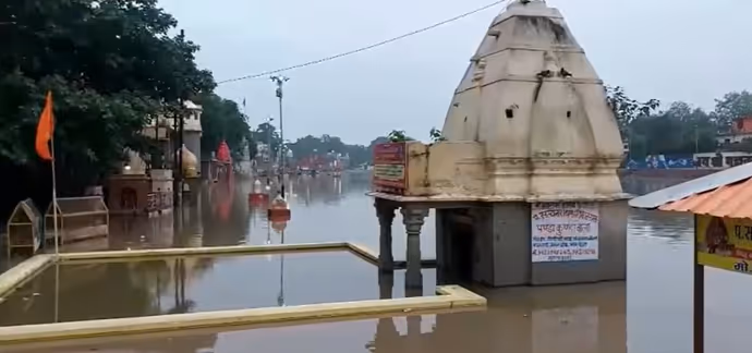 उज्जैन: शिप्रा का विकराल रूप, 6 PHOTO में देखें घाट किनारे बने मंदिरों का हाल