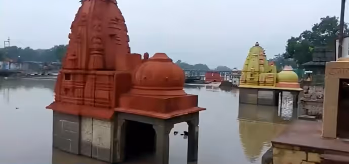 उज्जैन: शिप्रा का विकराल रूप, 6 PHOTO में देखें घाट किनारे बने मंदिरों का हाल