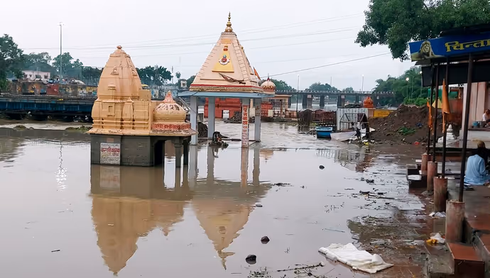 उज्जैन: शिप्रा का विकराल रूप, 6 PHOTO में देखें घाट किनारे बने मंदिरों का हाल
