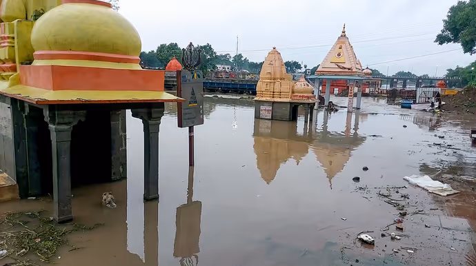 उज्जैन: शिप्रा का विकराल रूप, 6 PHOTO में देखें घाट किनारे बने मंदिरों का हाल