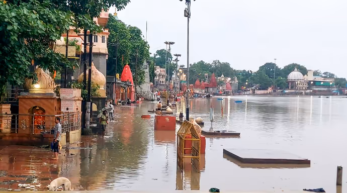 उज्जैन: शिप्रा का विकराल रूप, 6 PHOTO में देखें घाट किनारे बने मंदिरों का हाल