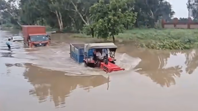 गाड़ियां बनीं नाव पर इस बंदे ने डूबते ट्रैक्टर को ऐसे निकाला, 6 PHOTO में जिगरा देख करेंगे सैल्यूट
