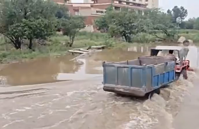 गाड़ियां बनीं नाव पर इस बंदे ने डूबते ट्रैक्टर को ऐसे निकाला, 6 PHOTO में जिगरा देख करेंगे सैल्यूट