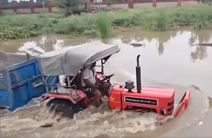 गाड़ियां बनीं नाव पर इस बंदे ने डूबते ट्रैक्टर को ऐसे निकाला, 6 PHOTO में जिगरा देख करेंगे सैल्यूट