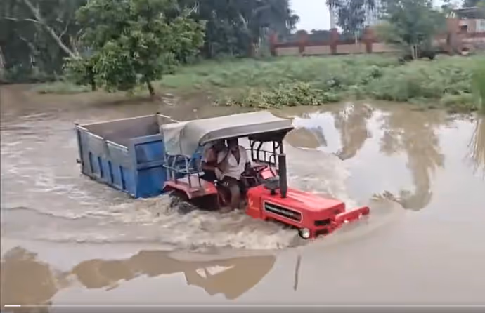 गाड़ियां बनीं नाव पर इस बंदे ने डूबते ट्रैक्टर को ऐसे निकाला, 6 PHOTO में जिगरा देख करेंगे सैल्यूट